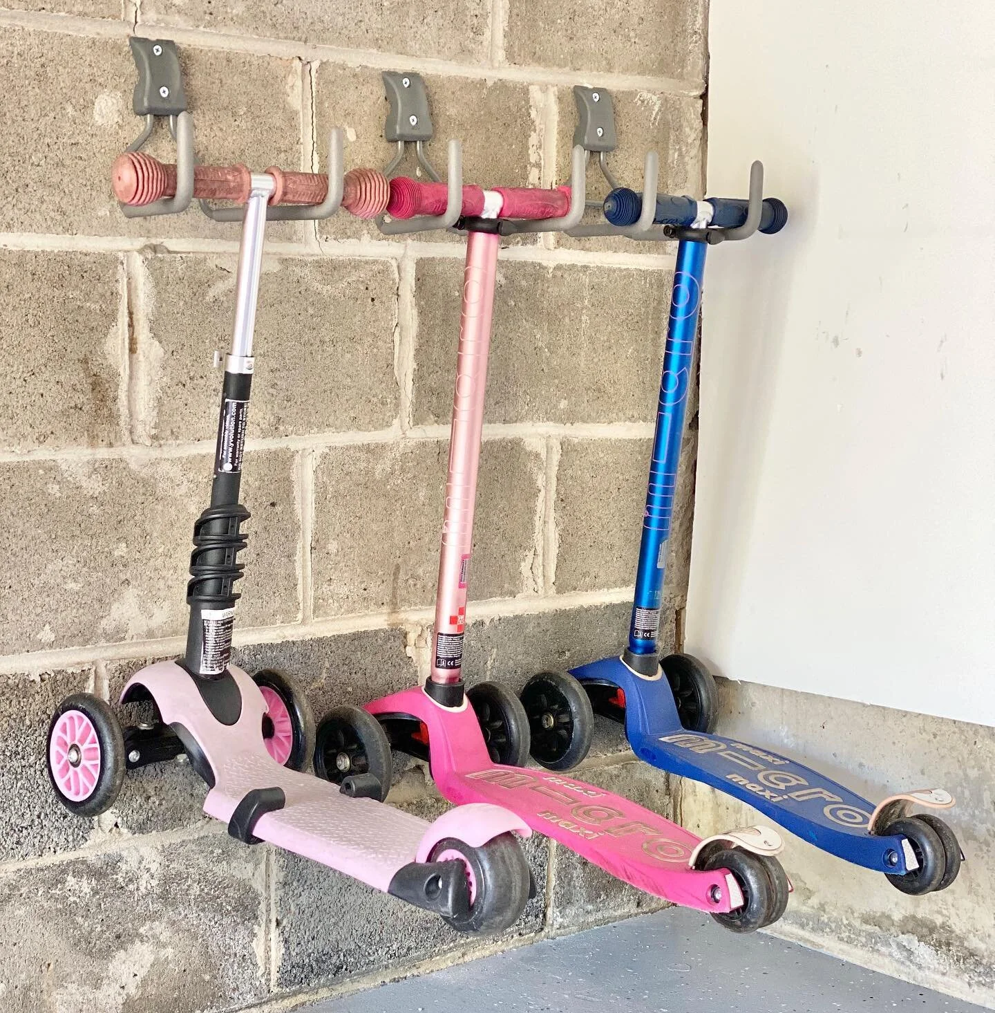 Garage organization: I love this Elfa wide ladder utility hook from @thecontainerstore! We used these hooks to organize all of our scooters. No more tripping hazards or messy garage floor when you put this tip to use! What do you think?

LINK IN BIO