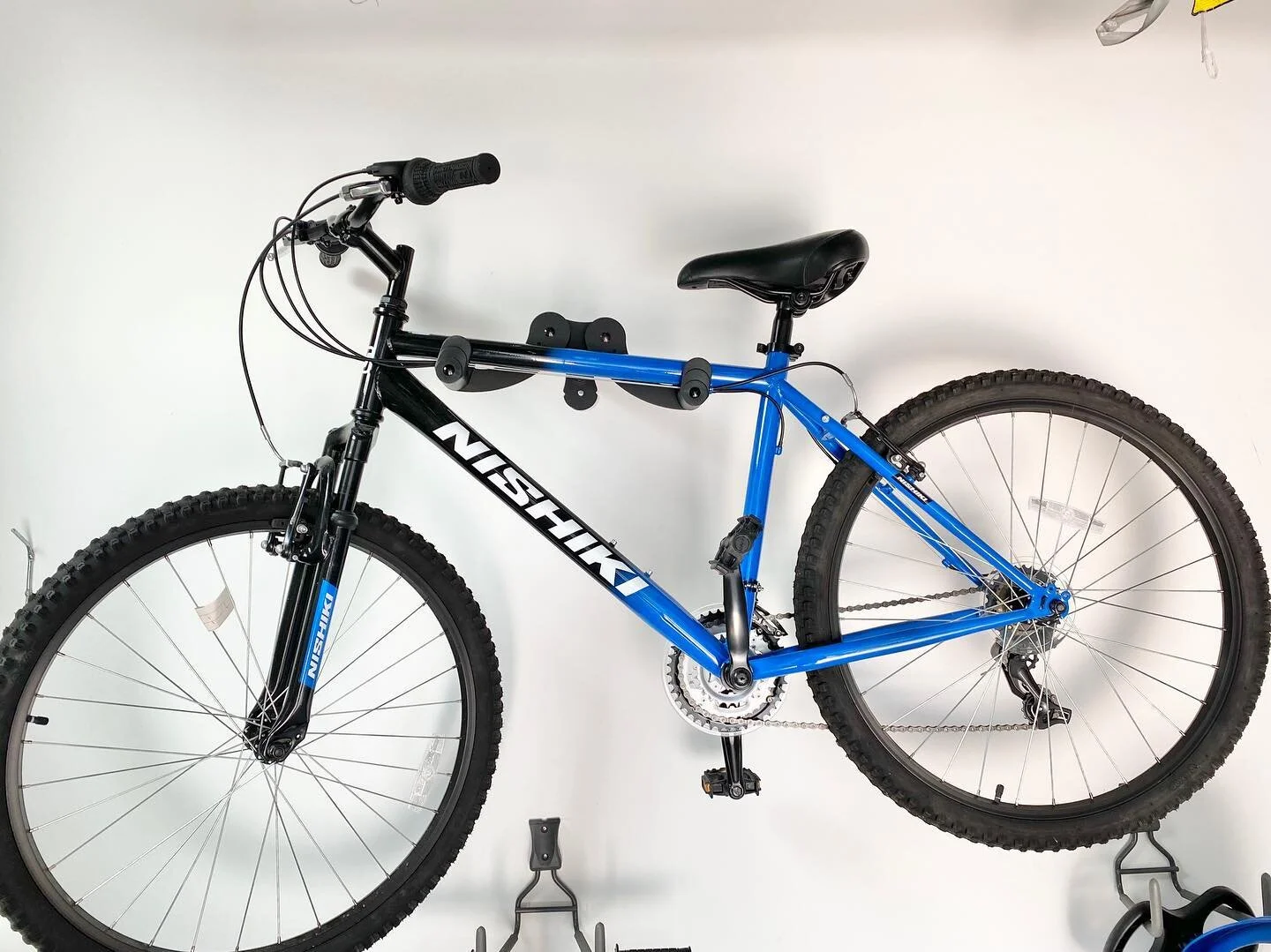 Are you looking to free up floor space in your garage? This week, I will be sharing three different options for storing bikes. This bike wall mount is from @amazon and here is why I like it:
1️⃣ allows you to store your bike in a horizontal position
