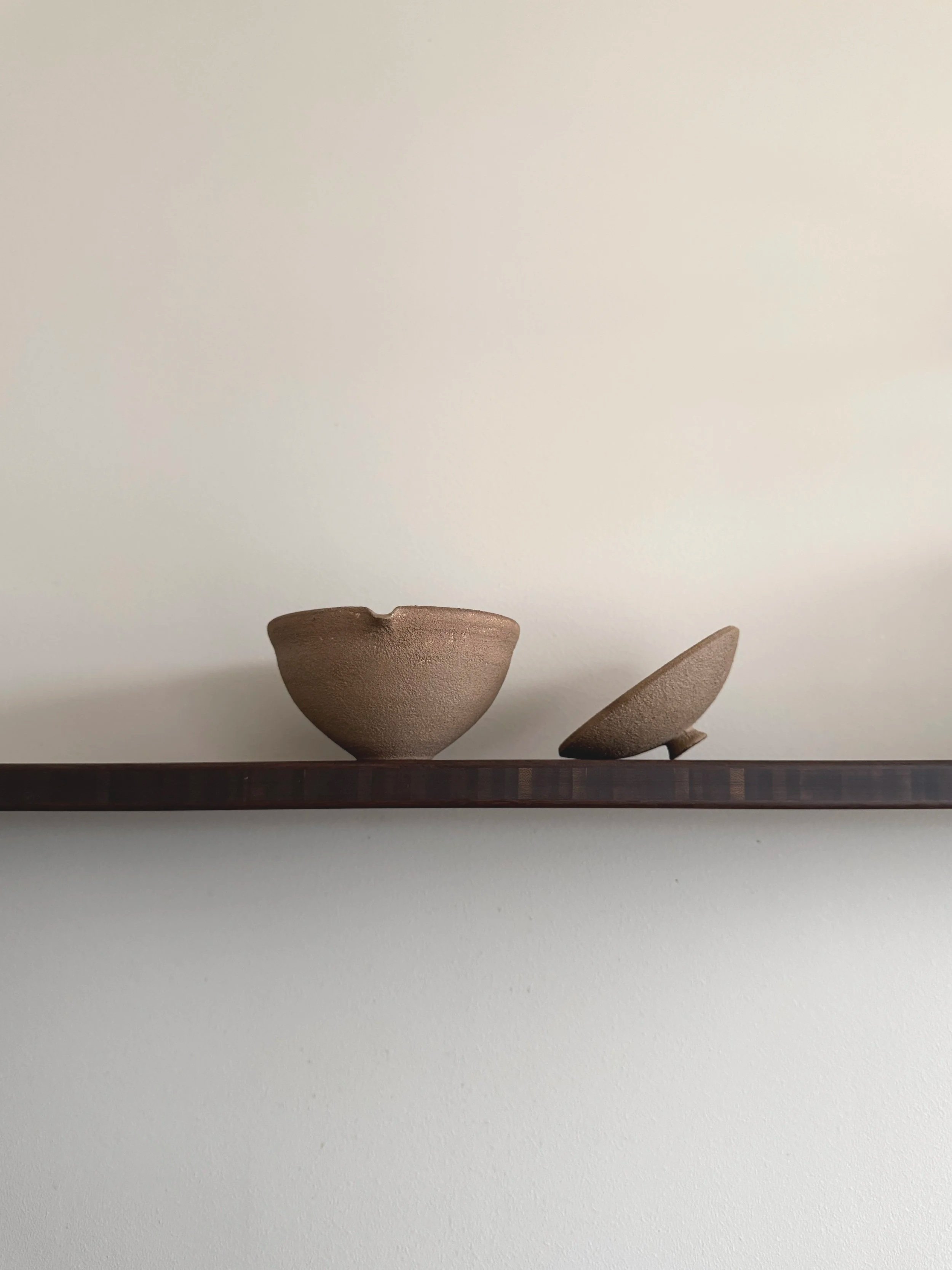 Beholder med helletut og lokk, lys brun