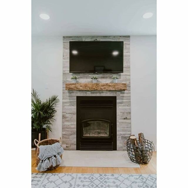 A little creative planning goes a long way in maximizing the way that you use your home. 
Bye bye wasted space above the oddly tall fireplace surround, hello gorgeous!  Swipe to see what we started with.. 👉 😍 // 📸 @ashmariecreative
