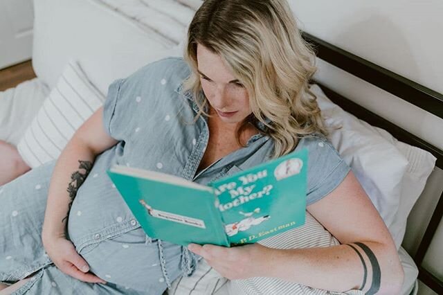 Just over here doing some VERY light reading in my down time // Who knew that creating beautiful spaces + a baby would be so exhausting!? 😴 // 📸 @ashmariecreative