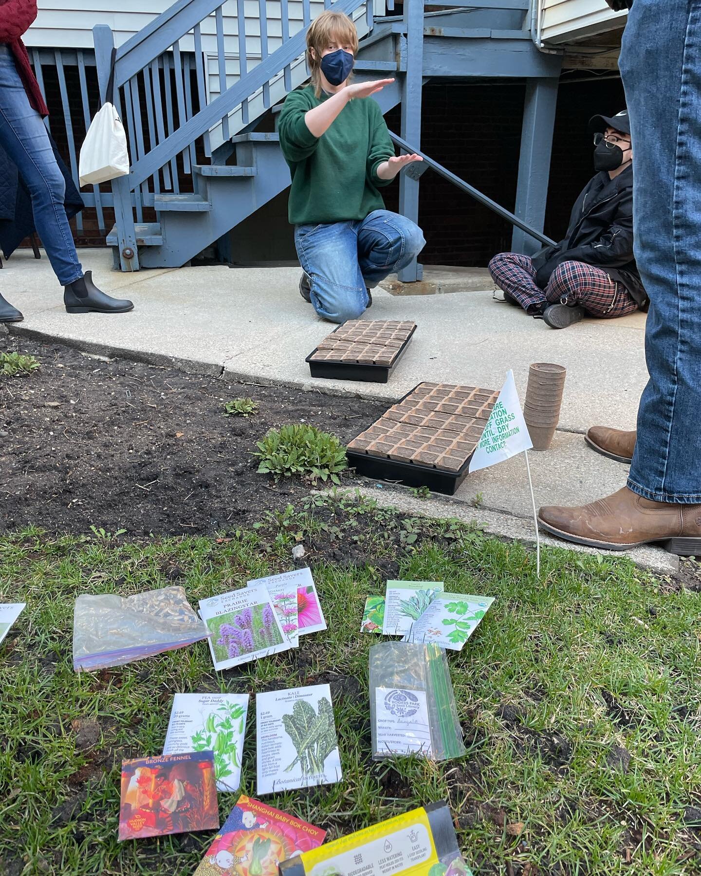 Last week, EMAN members got together for a seed starting skillshare. And some of the seeds we sowed have already begun sprouting! Can&rsquo;t wait until the weather warms up so we can meet up more frequently 🌱
#Chicago #MutualAid #SeedStarting #Skil