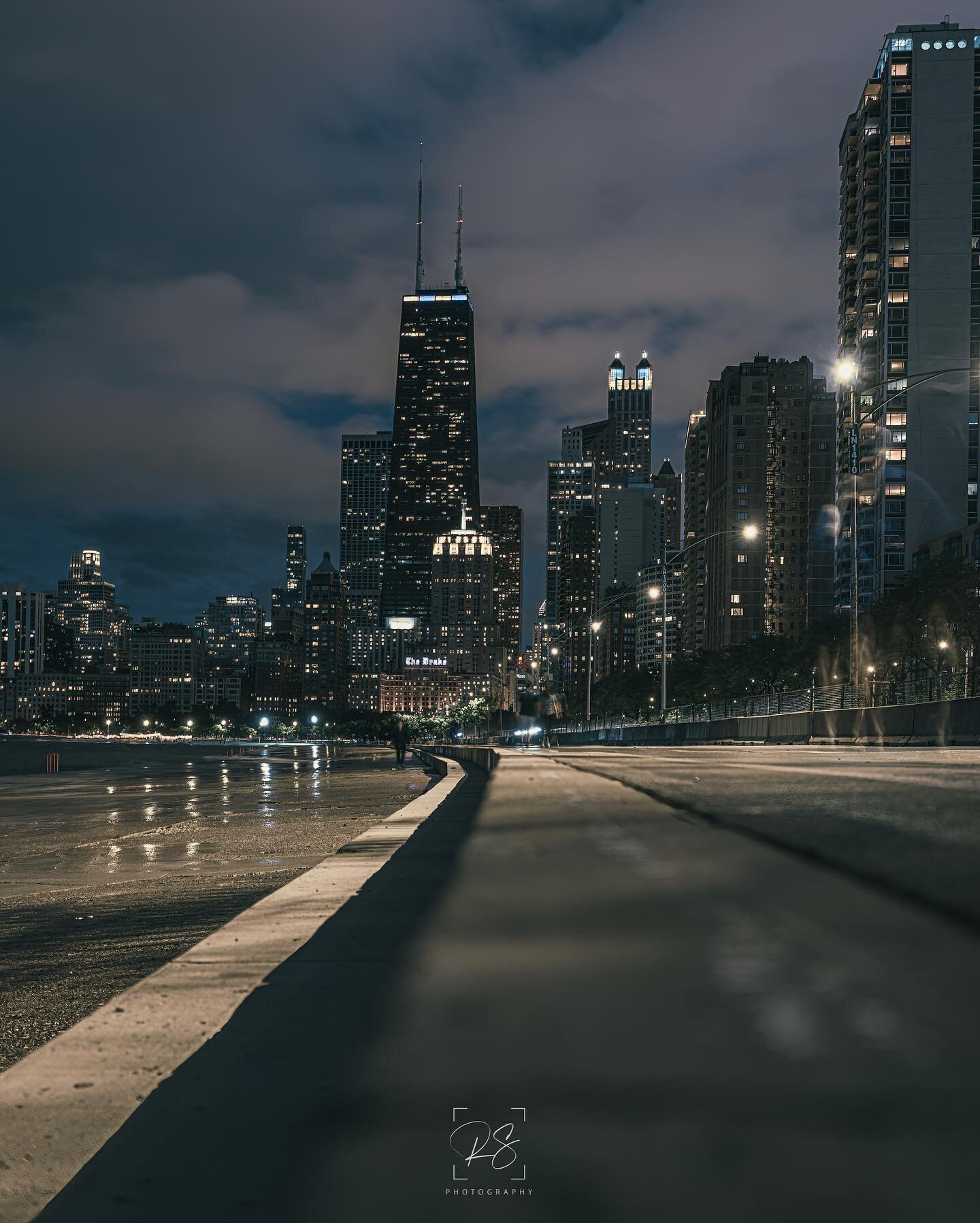 𝑵𝑰𝑮𝑯𝑻𝑺𝑪𝑨𝑷𝑬
.
By far, my favorite city shots from the trip 🤩
.
📍Chicago, IL
.
#canon #raw_vip_gold #chicago #chicagogram #downtownchicago #cityscape #skyline #skyscraper #longexposure #reflection #raw_cityscapes #raw_longexposure #nightsca