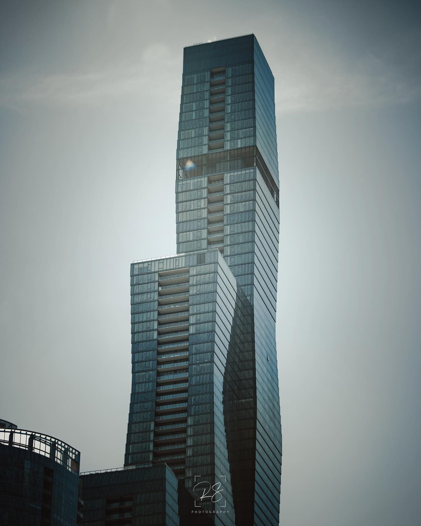 𝑨 𝑾𝑶𝑴𝑨𝑵&rsquo;𝑺 𝑻𝑶𝑼𝑪𝑯
.
The third-tallest building in Chicago is The St. Regis Chicago, and it&rsquo;s utterly amazing. The city is littered with incredible architecture, but this one just hits different. Besides it&rsquo;s unique shape a