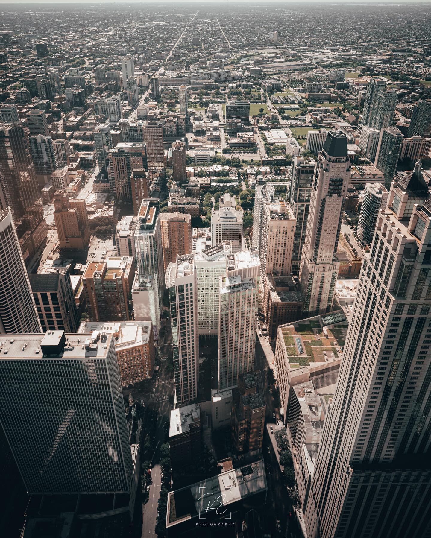 𝑼𝑷 𝑰𝑵 𝑻𝑯𝑬 𝑨𝑰𝑹
.
I already have a bit of a fear of heights&hellip; but I have an even worse phobia about skyscrapers. Specifically, being at the top of them. Probably a product of watching 9/11 unfold live on tv as a kid.. but sometimes you 