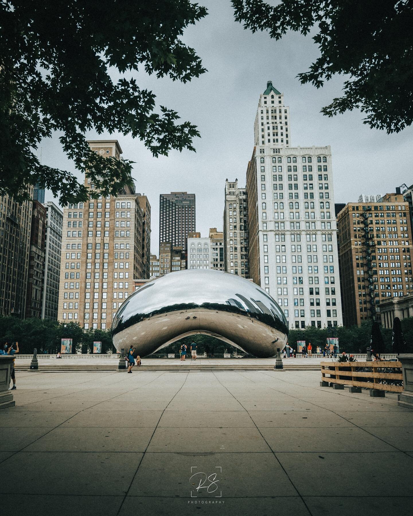 𝑫𝑨 𝑩𝑬𝑨𝑵
.
Oh, you thought I went all the way to Chicago and didn&rsquo;t take photos of the Bean? Joke&rsquo;s on you, playa. 🫘
.
📍Chicago, IL
.
#canon #raw_vip_gold #chicago #chicagogram #downtownchicago #milleniumpark #cityscape #skyline #s