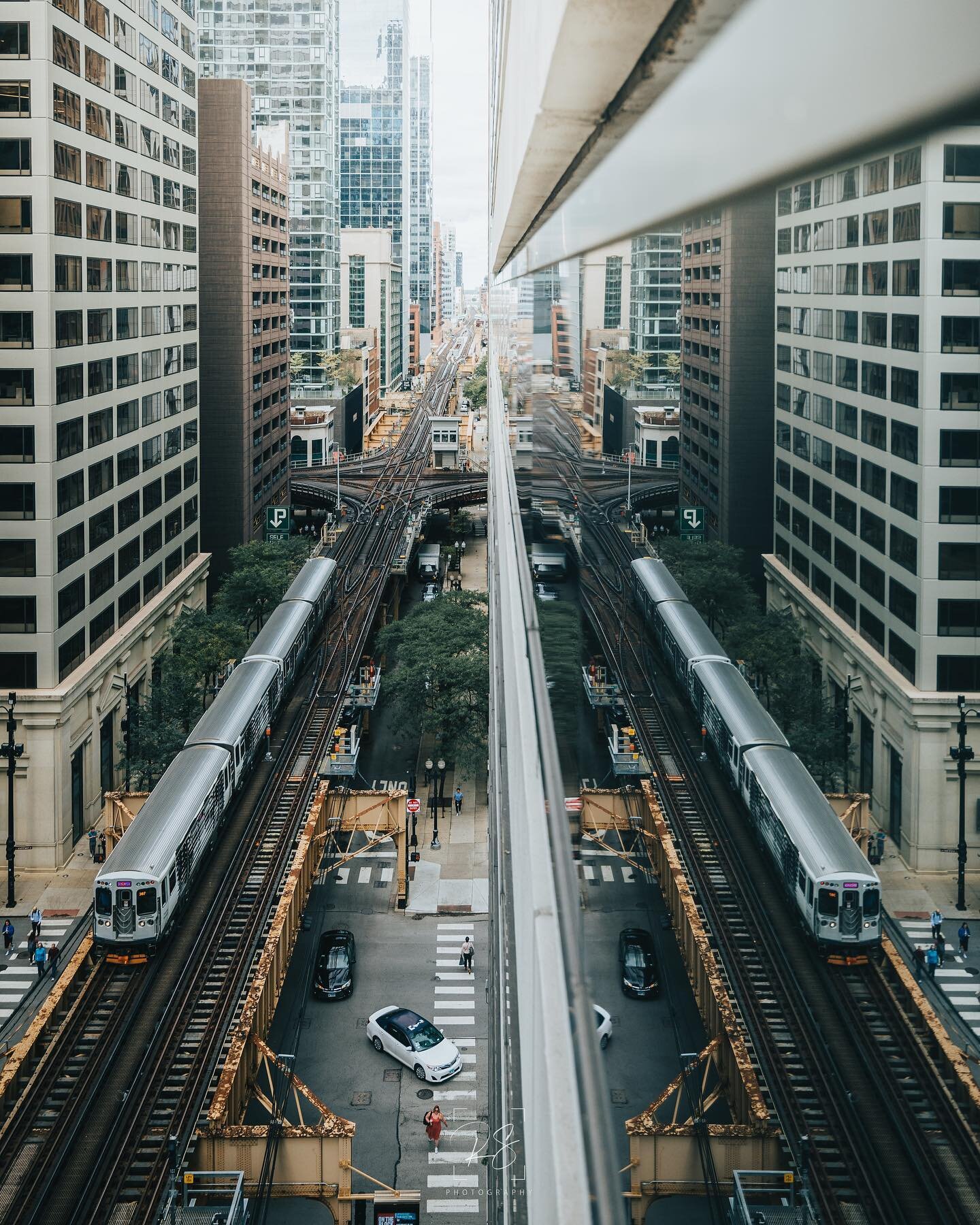 𝑪𝑯𝑰𝑻𝑶𝑾𝑵
.
Not gonna lie, it didn&rsquo;t feel good risking my camera for that reflection shot 😬😅
.
📍Chicago, IL
.
#canon #raw_vip_gold #chicago #chicagogram #downtownchicago #reflection #cityscape #skyline #skyscraper #raw_cityscapes #artof