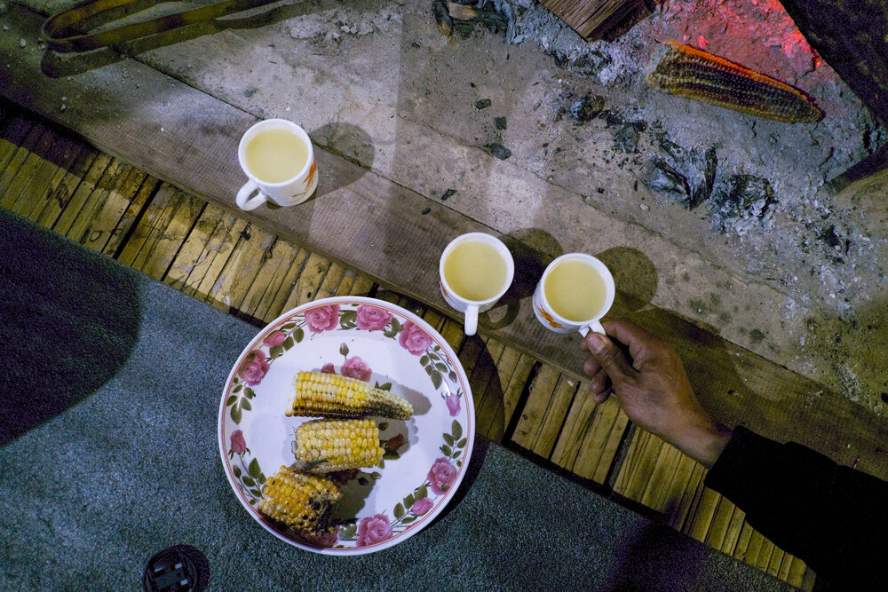 Rosted corn and rice beer for the local 'Happy Hourì