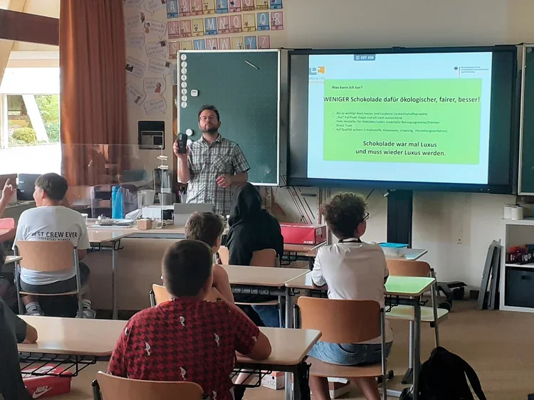 Bild+8+Workshop+mit+Herrn+Wielgoss+an+den+Fairtrade-Tagen.webp