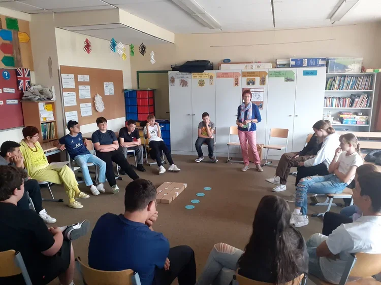 Bild+9+Workshop+mit+Frau+Lomax+und+Frau+Steigerwald+an+den+Fairtrade-Tagen.webp