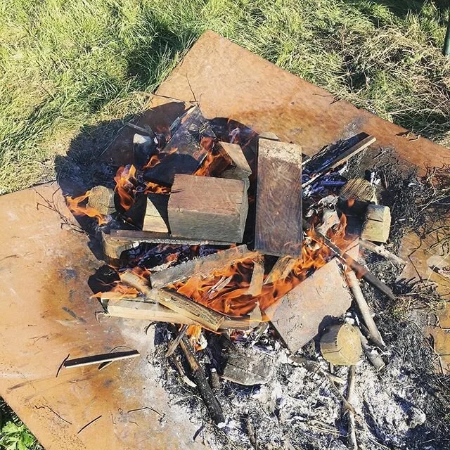 Asglazuur...zo verandert afbeelding 1 in afbeelding 2 🤩
#glazing #ashglaze #gardenfire #potterylove #potterylife #happypotter #gingerceramics