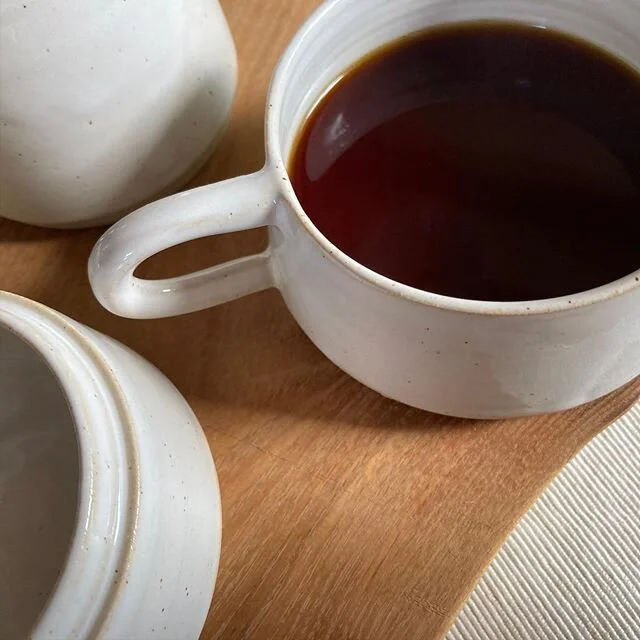Na veel gedoe met foto&rsquo;s - zie story :-)- tijd voor koffie, hoera! 
#coffeelover #ceramicslover #happypotter #coffeecups #tableware #stoneware #wheelthrown #pulledhandles #gingerceramics
