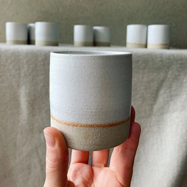 Hoe de grens van glazuur en klei een subtiel koperkleurig randje geeft...love it (en helemaal Ginger ook 😜) #coffeecups #wheelthrown #stoneware #tableware #ceramics #gingerceramics