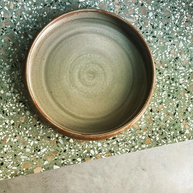 Altijd opnieuw keer ik terug naar soberheid: witte en transparante glazuren in combinatie met de ruwe klei...Toch blijf ik zoeken naar nieuwe glazuren op zoek naar die &ldquo;coup de foudre&rdquo; zoals met deze groene glazuur 😍

#gingerceramics #gr