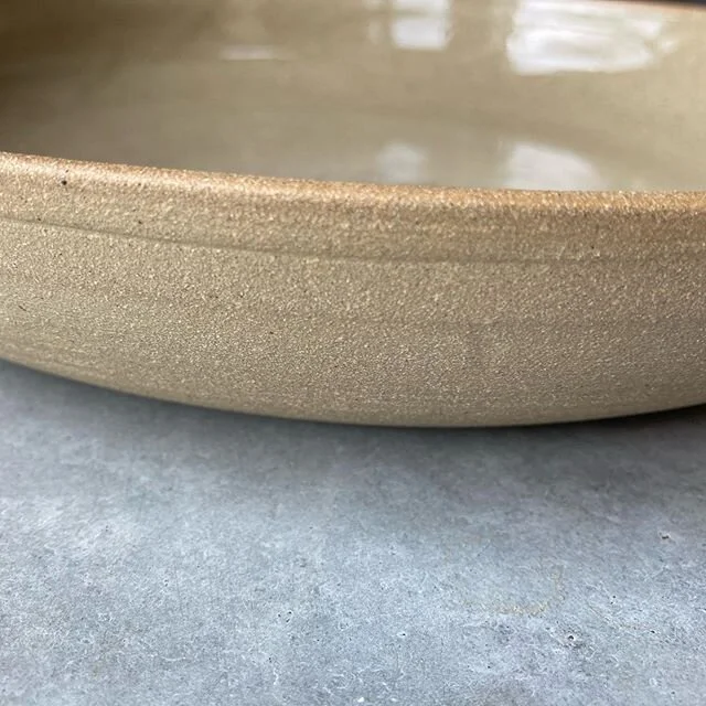 Beton en klei... perfect huwelijk!
#gingerceramics #concretefloors #loveofclay #stoneware #wheelthrown