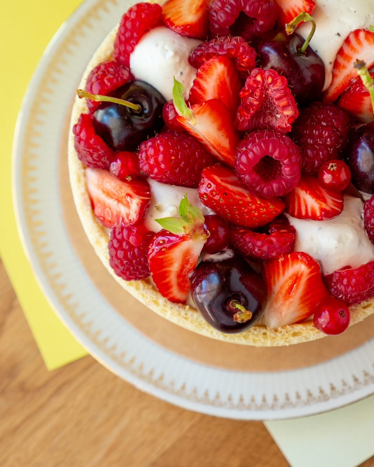 🍓🍒🫐🍓 - L&eacute;geret&eacute; et gourmandise, notre charlotte aux fruits rouge et &agrave; la vanille sera le dessert parfait pour accompagn&eacute; votre &eacute;t&eacute; ! ☀️

&bull; Cr&egrave;me l&eacute;g&egrave;re &agrave; la vanille
&bull;