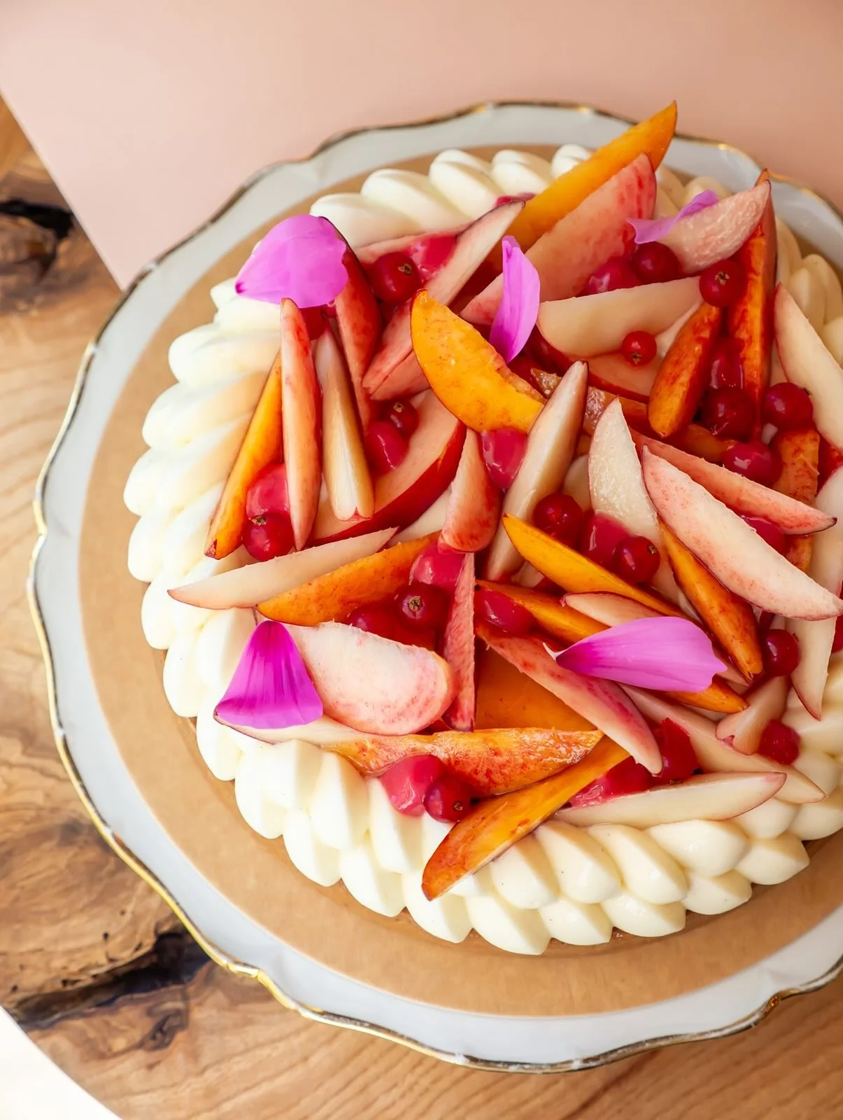 Fraîche et acidulée, la pêche se marie parfaitement avec la groseille dans cette tarte estivale. 🍑☀️
À déguster de toute urgence, son passage en vitrine sera éphémère 💫
• Pâte sabl&