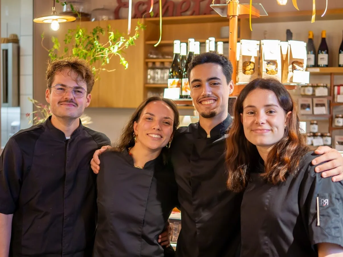 Mission réussie 🚀 ! 👩‍🍳👨‍🍳🧑‍🍳👩‍🍳
100% de réussite pour nos 4 apprentis qui ont passé leurs examens au mois de juin. Un grand bravo à Amandine, Jules, Gabin & Adèle !
Toute l’&eac