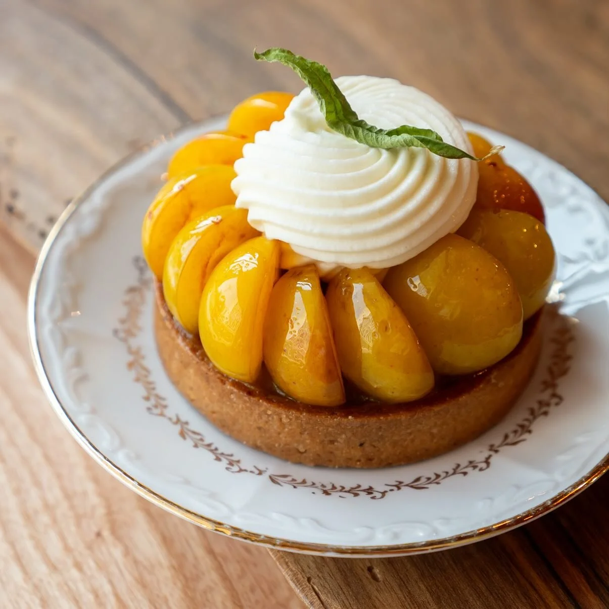 ☀️ La saison est courte, profitez vite de notre tarte aux mirabelle associé à la rafraîchissante verveine citronnée🌿 de Pauline. 
Les petits bonheurs de la fin de l’été 😉
• pâte sucré