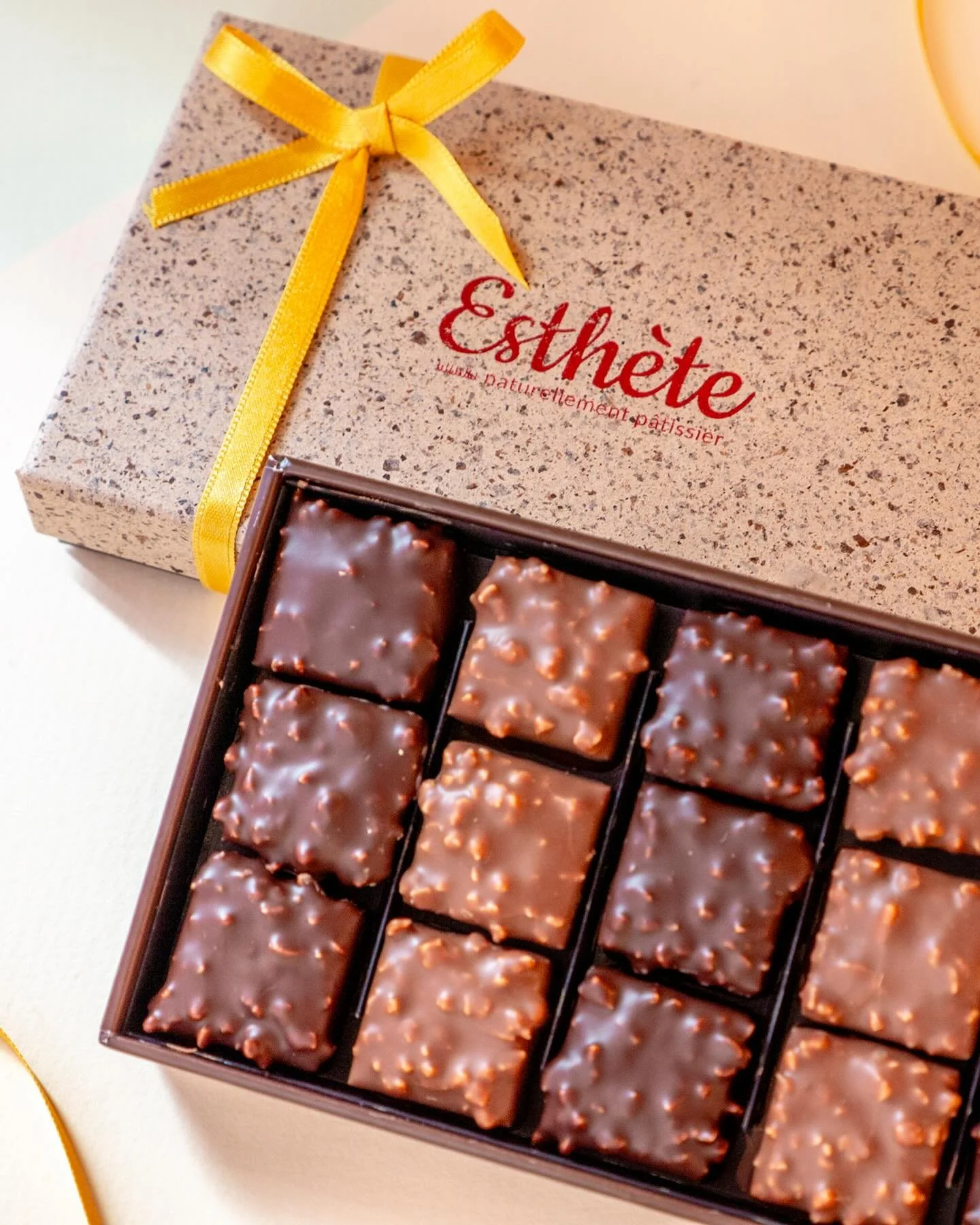 Il y a toujours une occasion de craquer pour nos délicieux rochers praliné. ❤️
Sous leur coque de chocolat noir 66 % ou chocolat au lait 43% se cache un praliné amande noisette recouvert d’amandes caramélisées