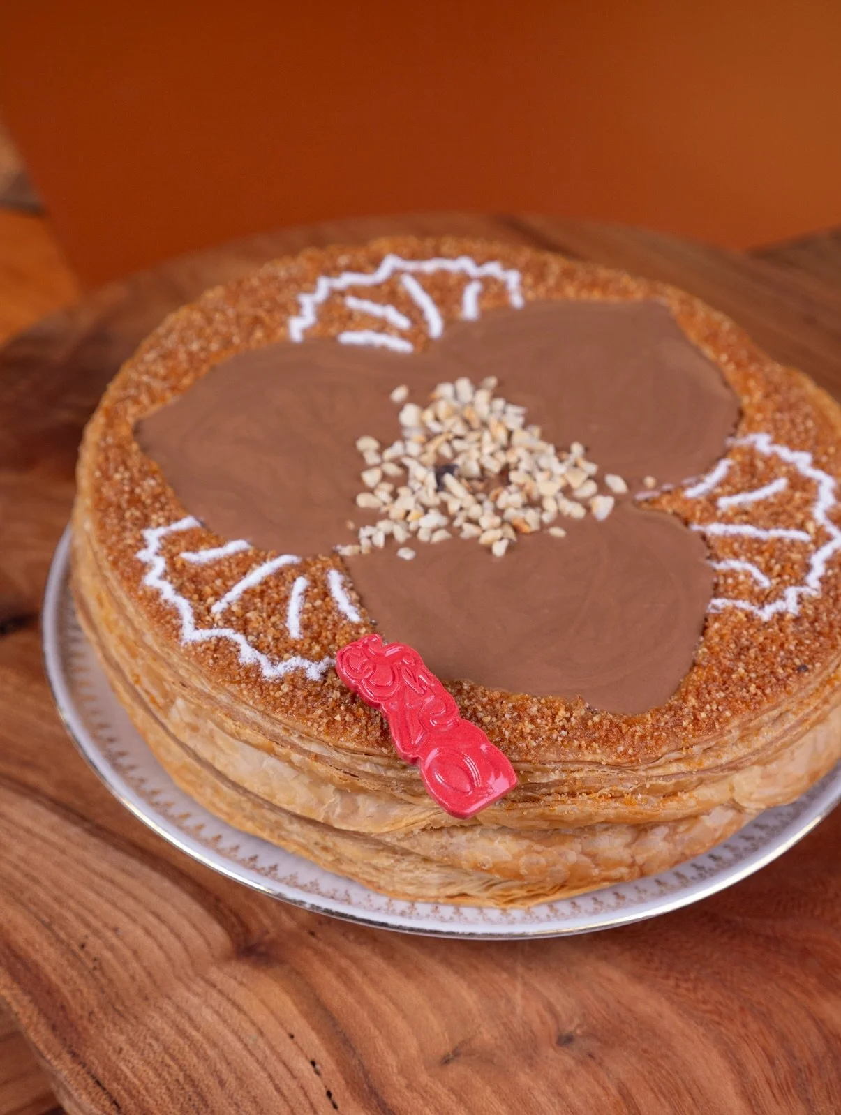 Galette gianduja &amp; noisette - Feuilletage croustillant, frangipane moelleuse &agrave; la noisette fran&ccedil;aise &amp; gianduja fondant, voici tous les ingr&eacute;dients d&rsquo;une galette terriblement gourmande ! 😍
Nos galettes 👑 sont disp