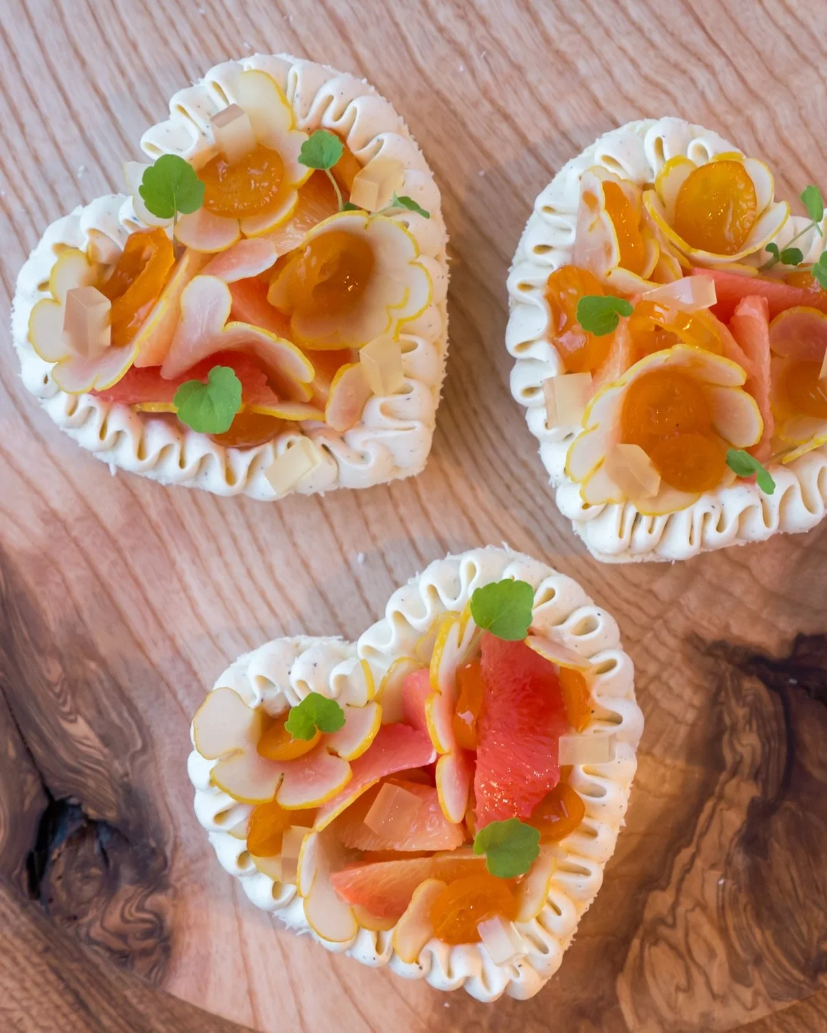 Un nuage de fra&icirc;cheur... 🍊✨
Comme une pavlova aux agrumes, laissez-vous transporter par la l&eacute;g&egrave;ret&eacute; et les parfums envo&ucirc;tants de cette cr&eacute;ation &eacute;ph&eacute;m&egrave;re. Un &eacute;quilibre parfait entre 