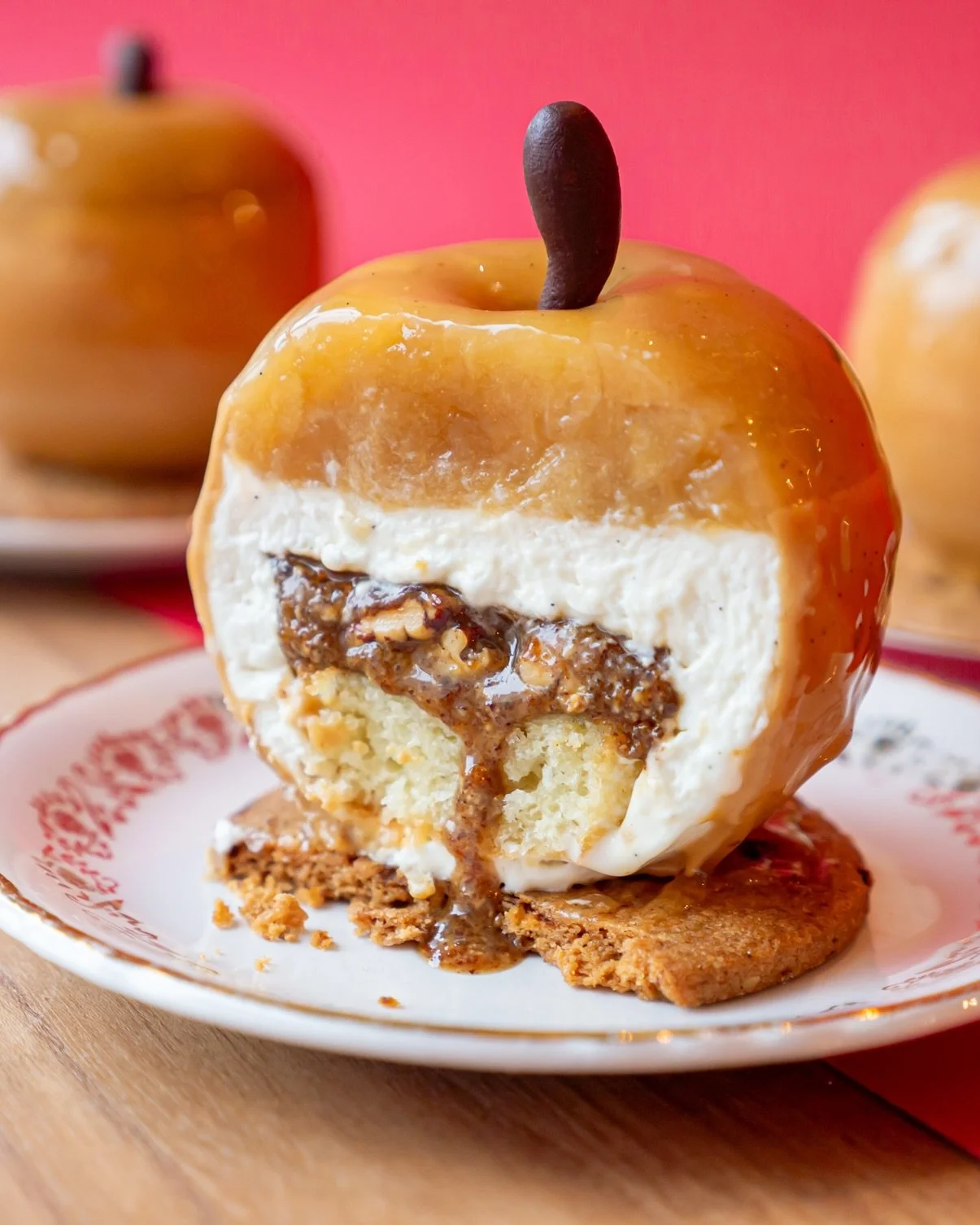 Pour la Saint-Valentin, red&eacute;couvrez notre iconique Pomme d&rsquo;Amour. 🍎❤️
L&eacute;g&egrave;re et gourmande, elle marie la douceur de la vanille aux notes croquantes des noix de p&eacute;can et au fondant de la pomme r&ocirc;tie. Un v&eacut