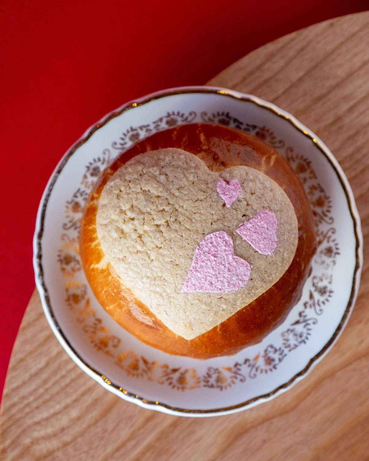 ❤️ Succombez &agrave; la douceur de notre brioche mousseline, imagin&eacute;e pour enchanter votre matin de Saint-Valentin. Sous une cro&ucirc;te dor&eacute;e et un d&eacute;licat craquelin en forme de c&oelig;ur, se cache une mie ultra-moelleuse qui