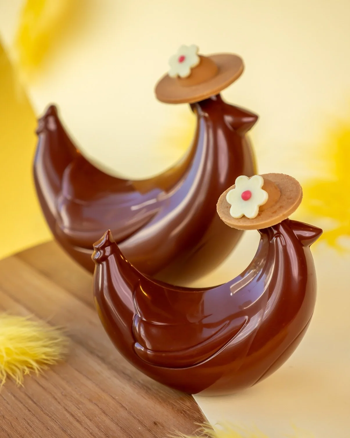 Odette la Poulette fait son d&eacute;fil&eacute; ! 🐣✨
Aussi craquante que distingu&eacute;e, Odette revient cette ann&eacute;e par&eacute;e de son iconique chapeau fleuri en chocolat blond.
&bull; Chocolat noir 66% ou chocolat au lait 43% pur origin