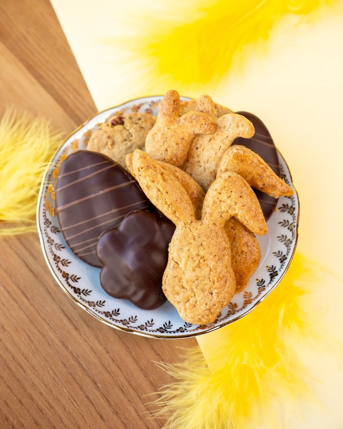 P&acirc;ques &agrave; l&rsquo;heure du go&ucirc;ter ! 🌼🍪✨

Craquez pour notre collection exclusive de biscuits artisanaux, imagin&eacute;e sp&eacute;cialement pour P&acirc;ques. Un coffret de pure gourmandise &agrave; partager (ou non !).

Au menu 