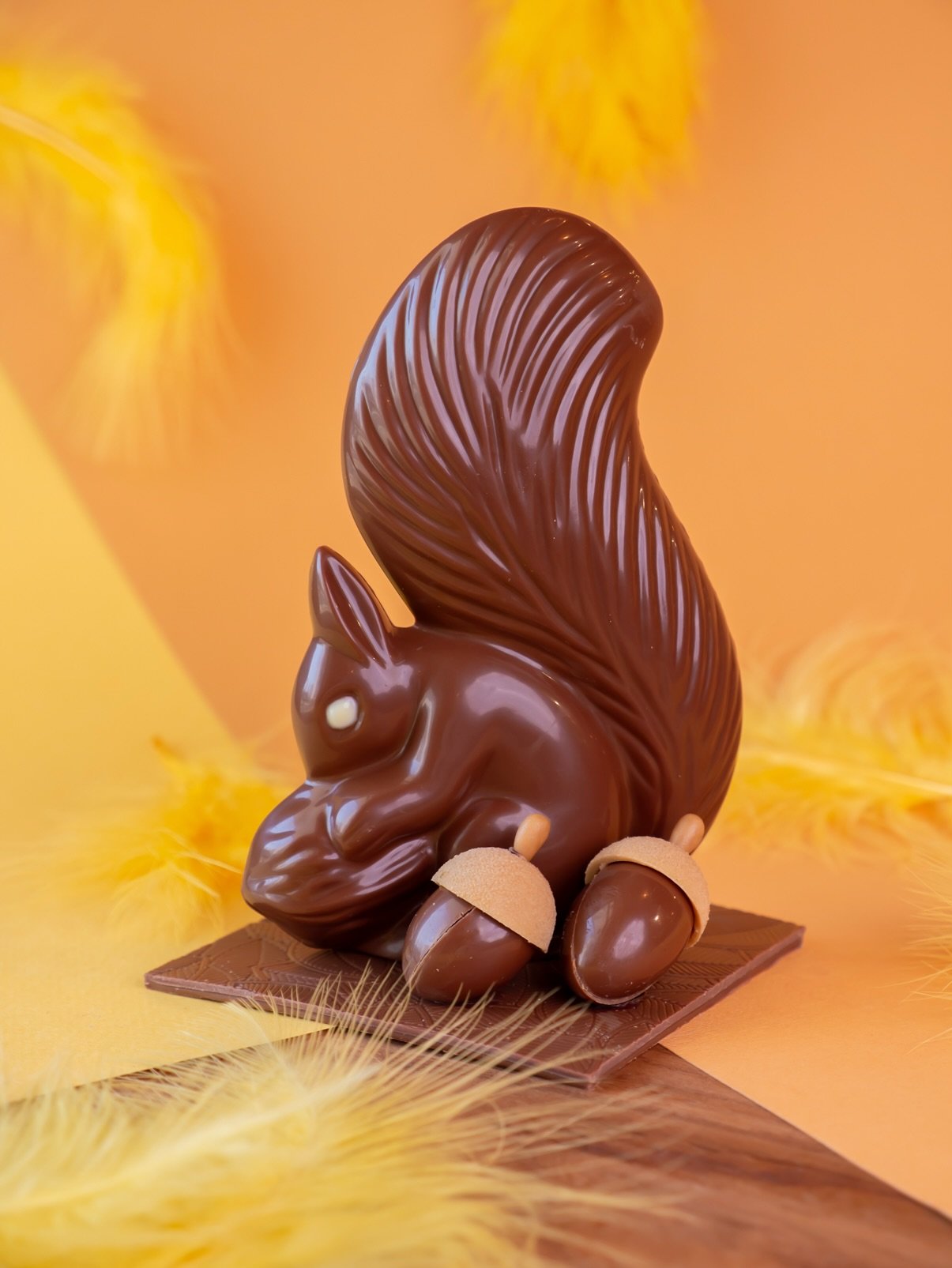 Voici Tilleul l&rsquo;&Eacute;cureuil ! 🐿️🌿✨
Laissez-vous charmer par Tilleul, notre petit curieux de la for&ecirc;t. Aussi craquant que malicieux, ce sujet artisanal est le compagnon id&eacute;al pour une chasse aux &oelig;ufs r&eacute;ussie et pl