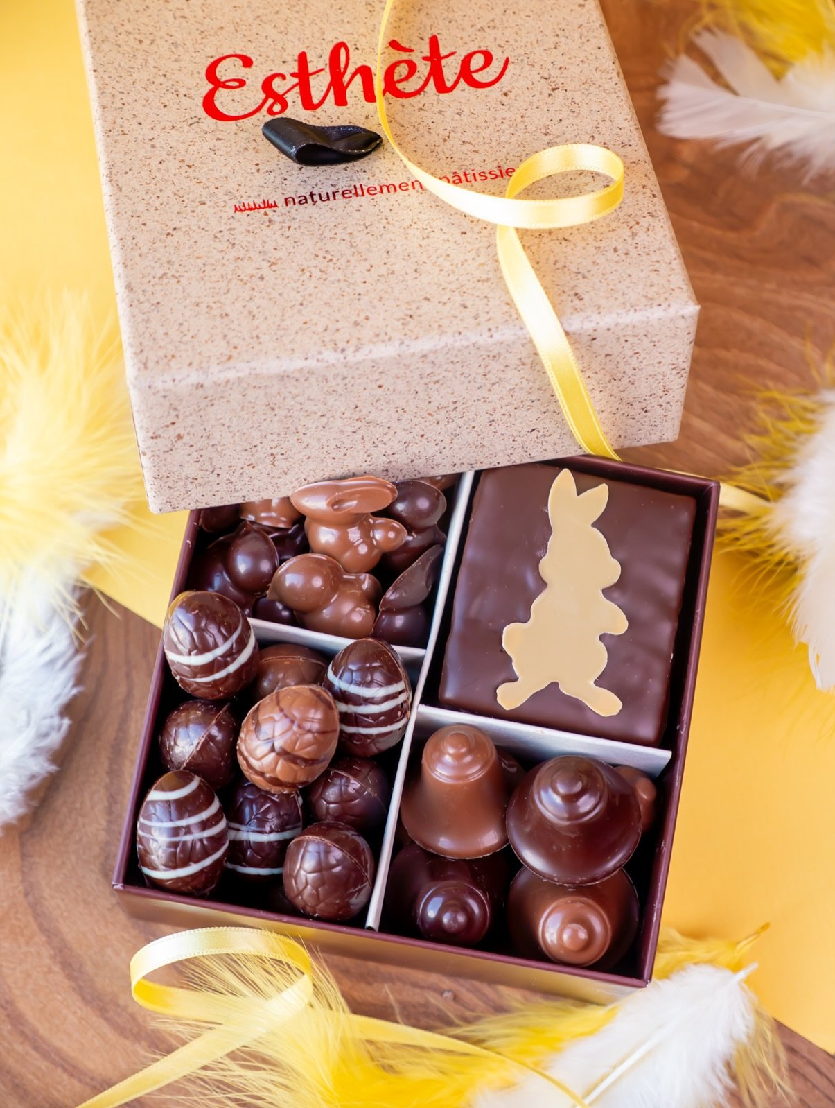 🥚Imagin&eacute; tout sp&eacute;cialement pour les f&ecirc;tes de P&acirc;ques, profitez de ce coffret d&eacute;gustation de nos gourmandises favorites. 🐇 
- Oeufs et cloches au pralin&eacute;s et gianduja
- Biscuit lapin sp&eacute;culoos &agrave; l