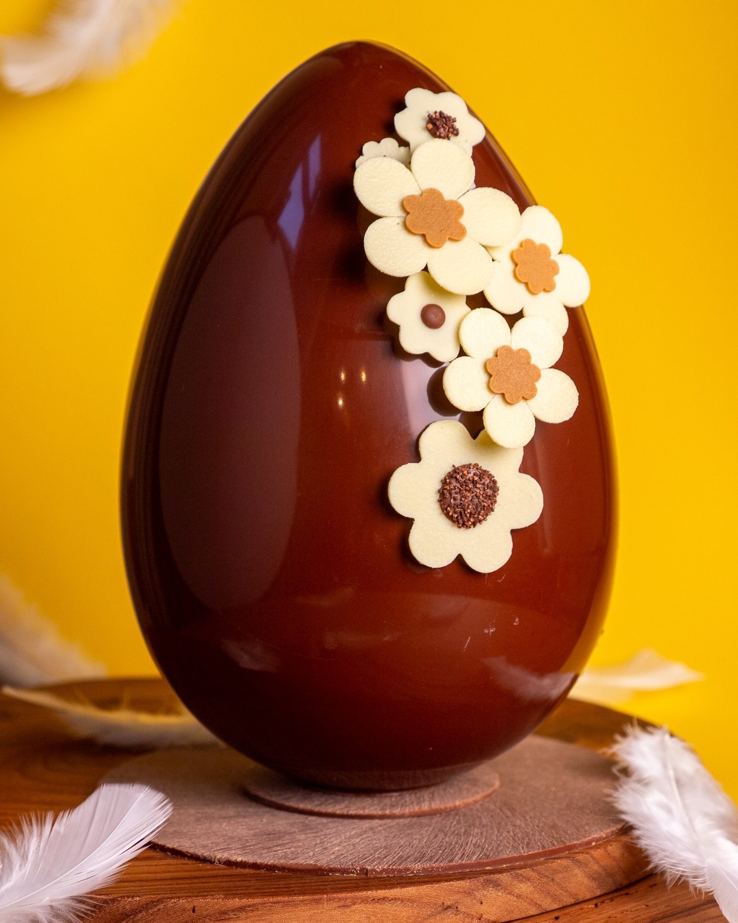 L&eacute;opold XXL : La pi&egrave;ce ma&icirc;tresse de votre table de P&acirc;ques ! 🥚✨
Voyez les choses en grand avec L&eacute;opold, notre &oelig;uf majestueux de 26 cm. Une cr&eacute;ation d&rsquo;exception de 850 gr, pens&eacute;e pour sublimer