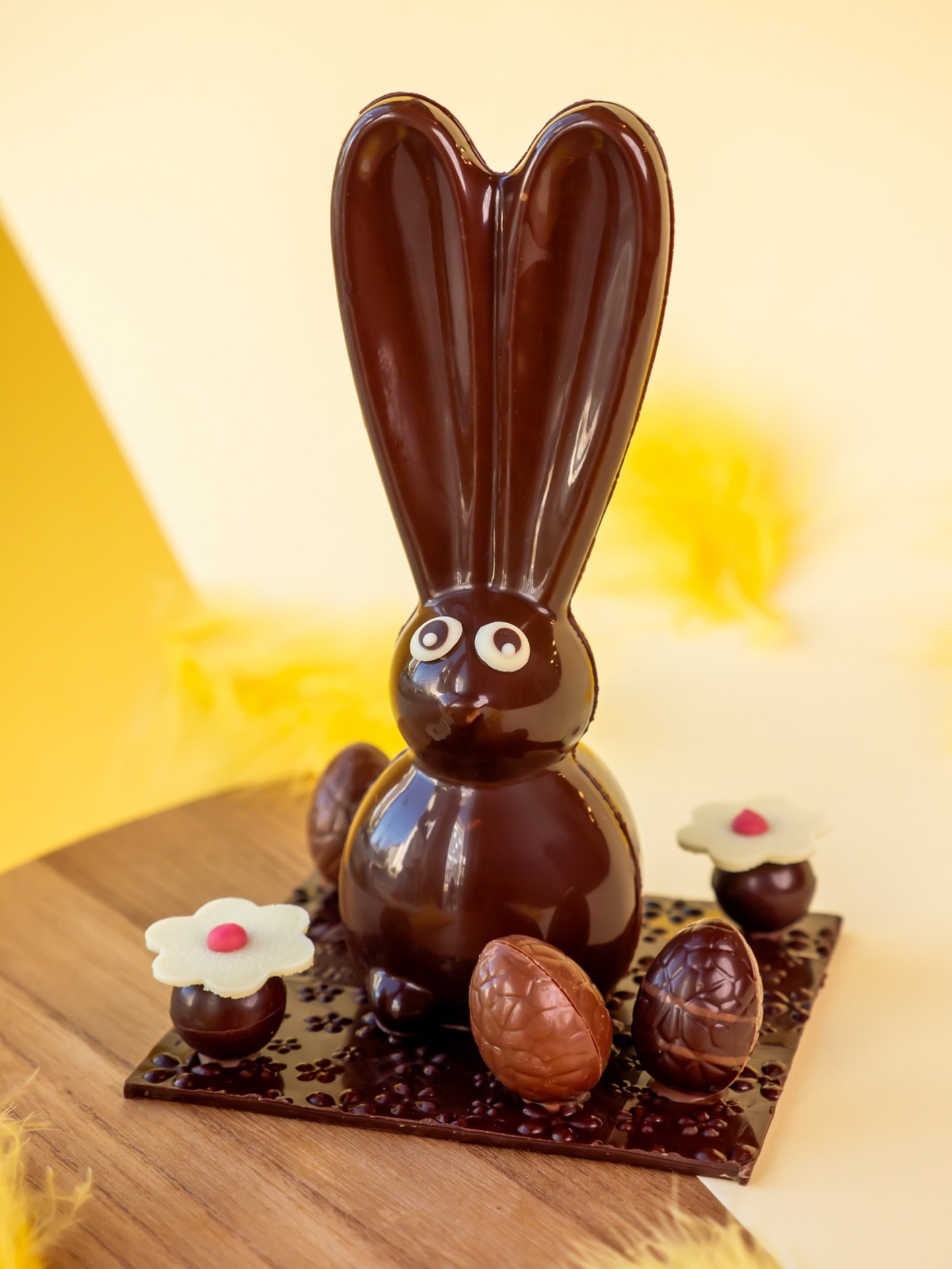 - Gabin le lapin - 🐰 au chocolat noir 66% ou chocolat au lait 43% pur plantation Madagascar accompagn&eacute; de petits &oelig;ufs fourr&eacute;s au pralin&eacute;. 🥚

Retrouvez toutes nos gourmandises de P&acirc;ques en boutique et sur notre bouti