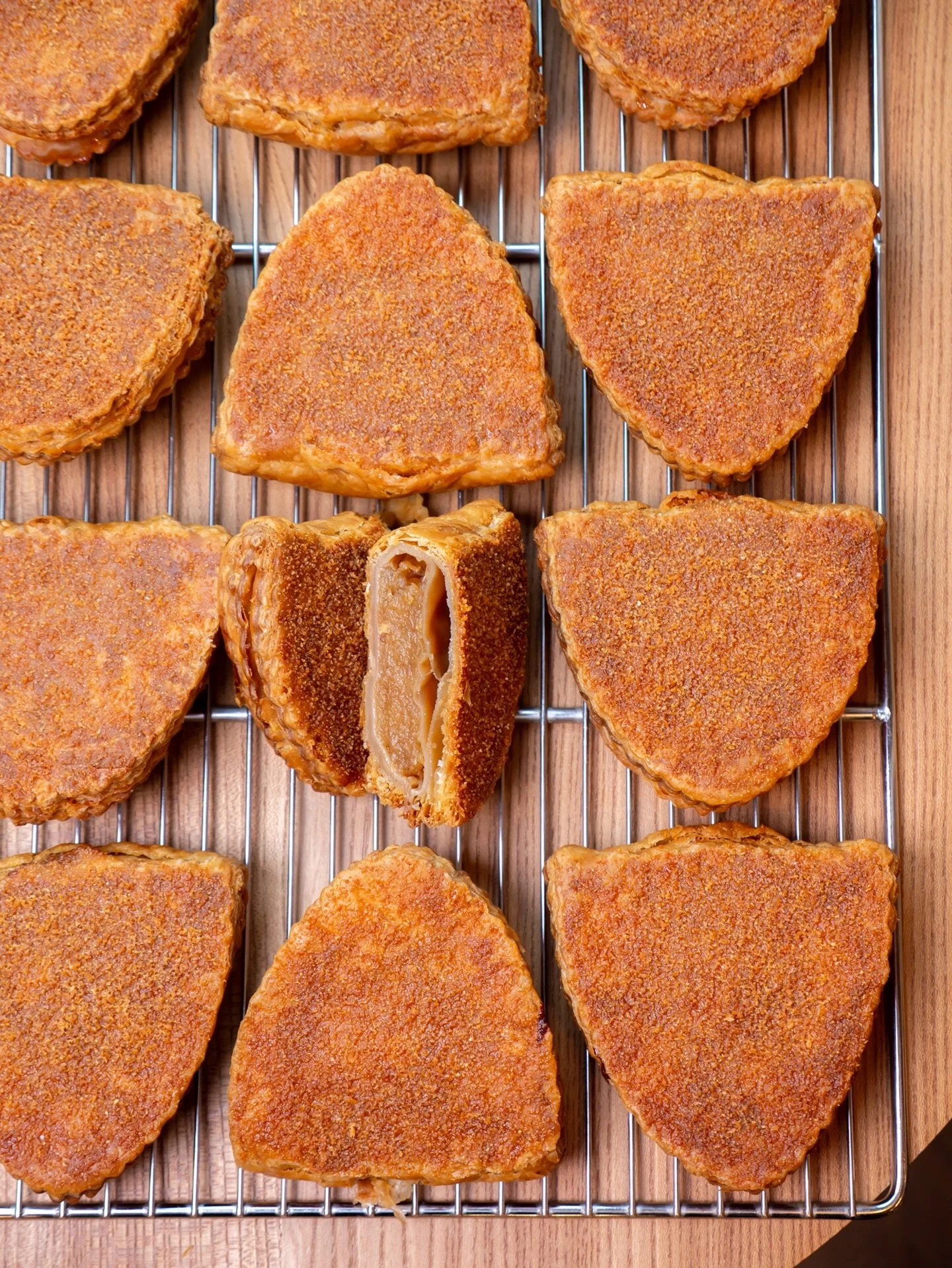 Croustillant, fondant, fruit&eacute; &amp; vanill&eacute; : voici toute la promesse de notre chausson aux pommes. 
Loin des standards, le n&ocirc;tre mise sur la g&eacute;n&eacute;rosit&eacute; et l&rsquo;authenticit&eacute;.
Le secret de son succ&eg