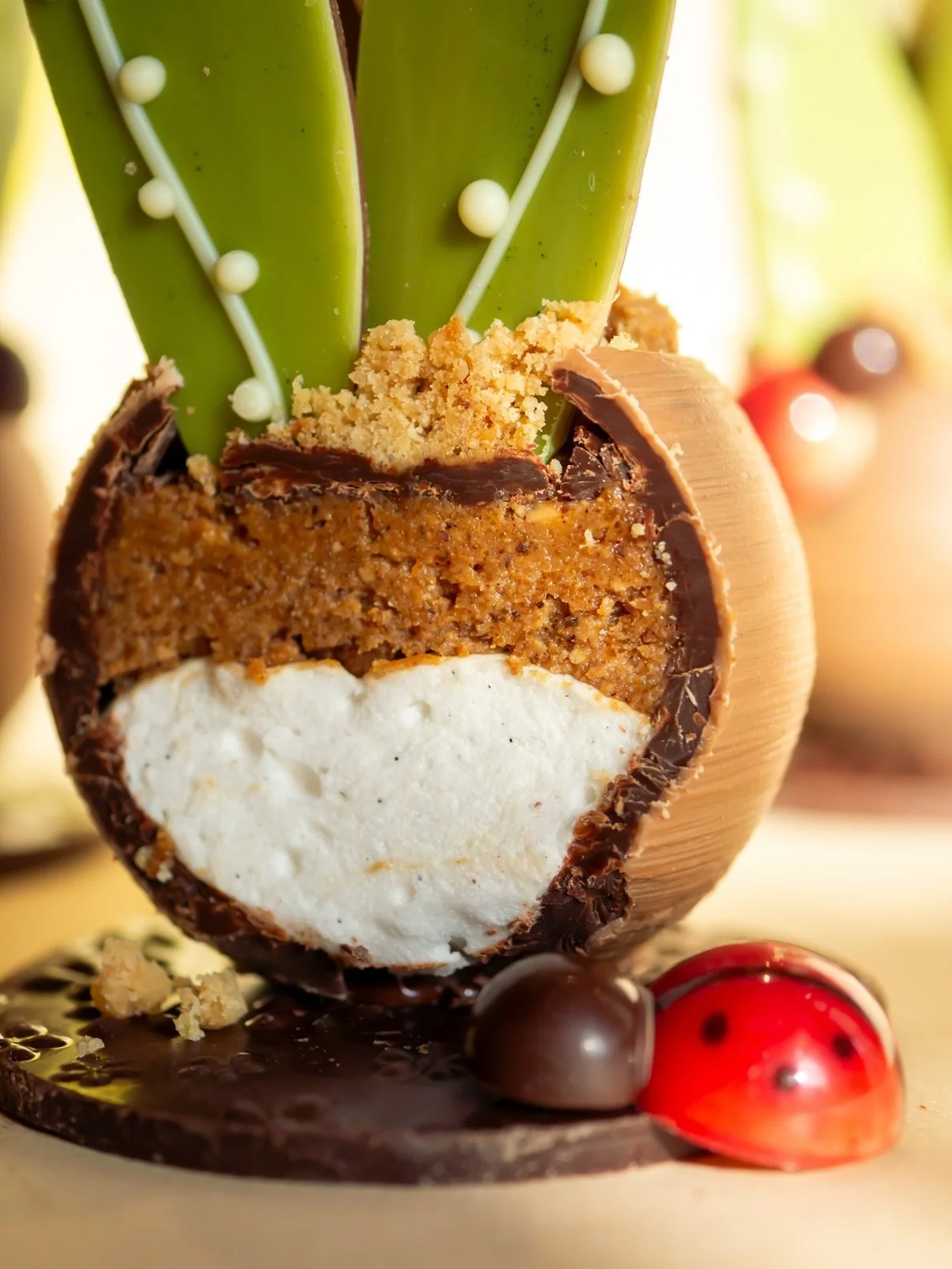 Plongez au c&oelig;ur de nos brin de bonheur! 🍀🍀
Chocolat noir 66%, guimauve &agrave; la vanille de Madagascar &amp;
pralin&eacute; noisette croustillant, difficile de lui r&eacute;sister!

Avez-vous le votre pour ce week end? 😉

Toute l&rsquo;&ea