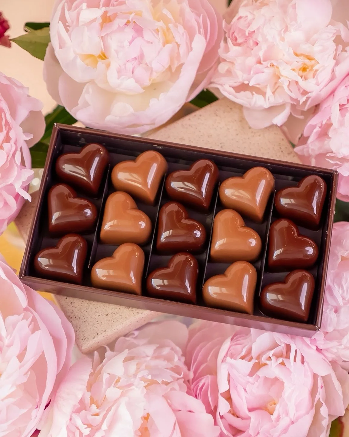 &hearts;️🌸 Pour c&eacute;l&eacute;brer les liens qui comptent, nous avons imagin&eacute; cet assortiment d&eacute;licat pens&eacute; comme une v&eacute;ritable d&eacute;claration de gourmandise pour votre maman! 
&bull; Le C&oelig;ur Gianduja : Un o
