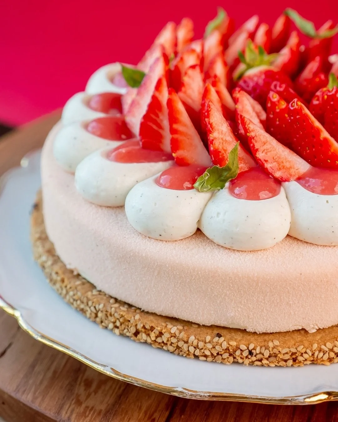 &ldquo;Maman&rdquo; 🌸&hearts;️
A partager avec votre maman ou pour soi, d&eacute;couvrez ce g&acirc;teau l&eacute;ger o&ugrave; la fraise 🍓de la ferme de la Hauti&egrave;re s&rsquo;associe aux notes fra&icirc;ches et citronn&eacute;e de la verveine