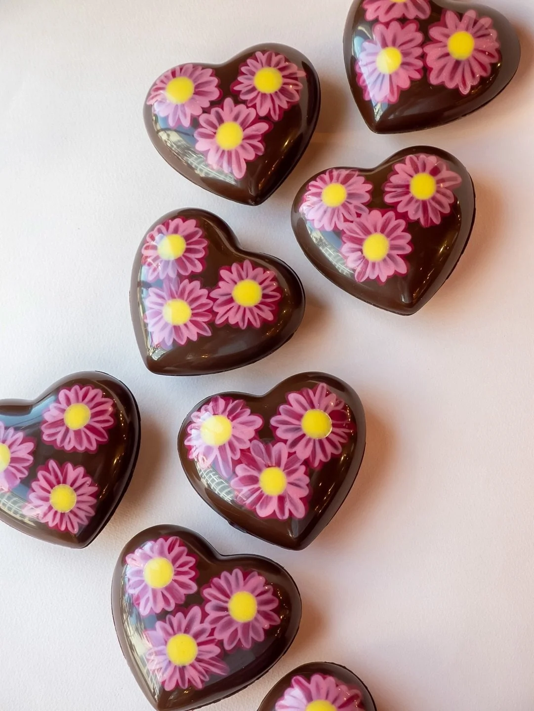 Le C&oelig;ur Fleuri 🌸&hearts;️
Une fine coque en chocolat noir 66% enti&egrave;rement peinte &agrave; la main par nos chocolati&egrave;res, une assise croustillante au pralin&eacute; noisette maison et un c&oelig;ur g&eacute;n&eacute;reux abritant 
