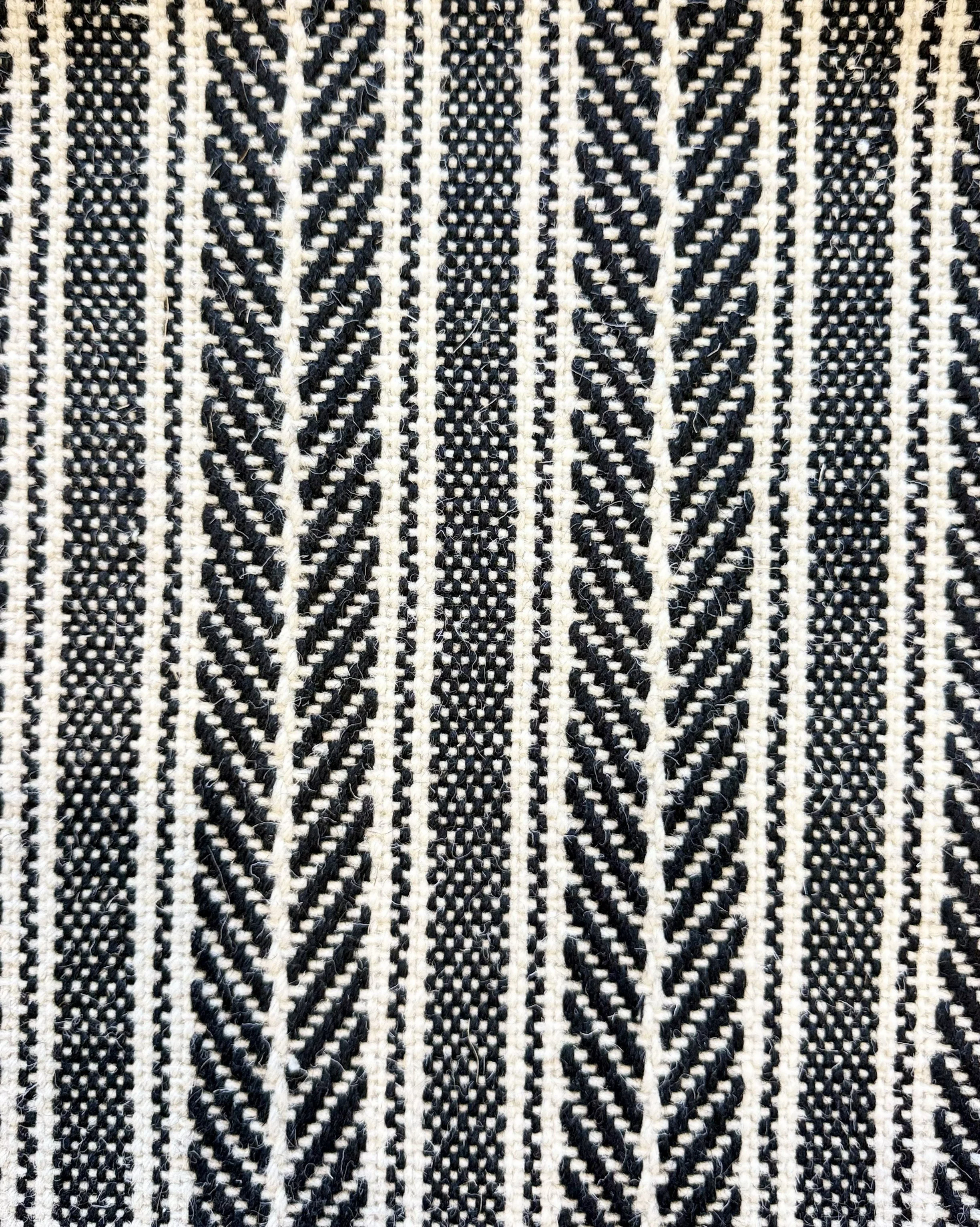 Alpina: Black & White
Width: 15'
100% Wool