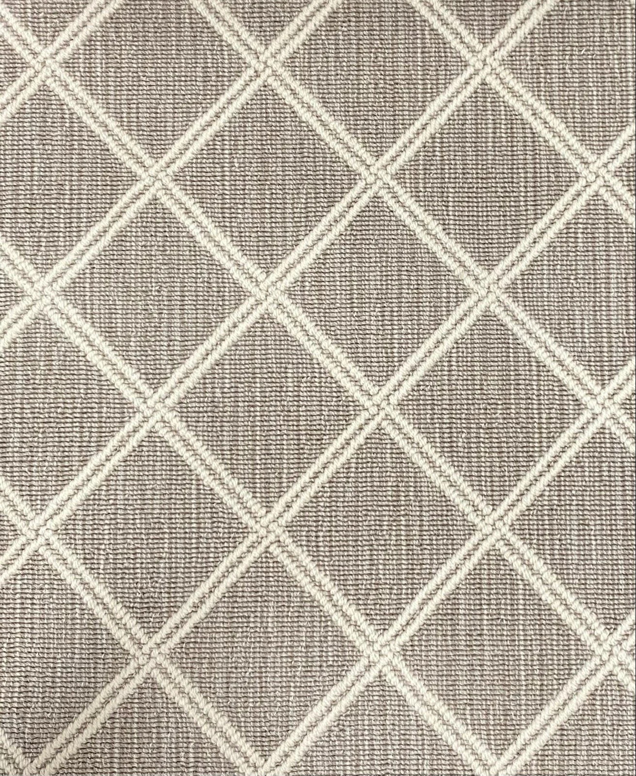 Tilly Putty |
Width: 13'2" |
100% Wool