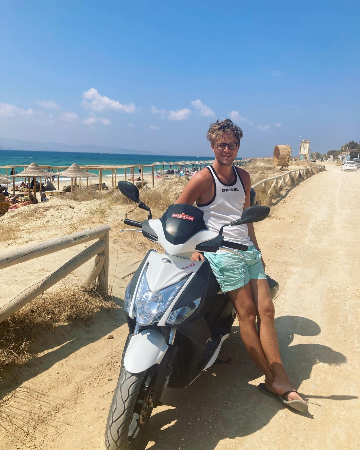 Looking completely relaxed and at ease on a moped in Greece: a complete contradiction of how I actually felt trying to navigate Greek roads. π€£
Swipe right π for the reality π