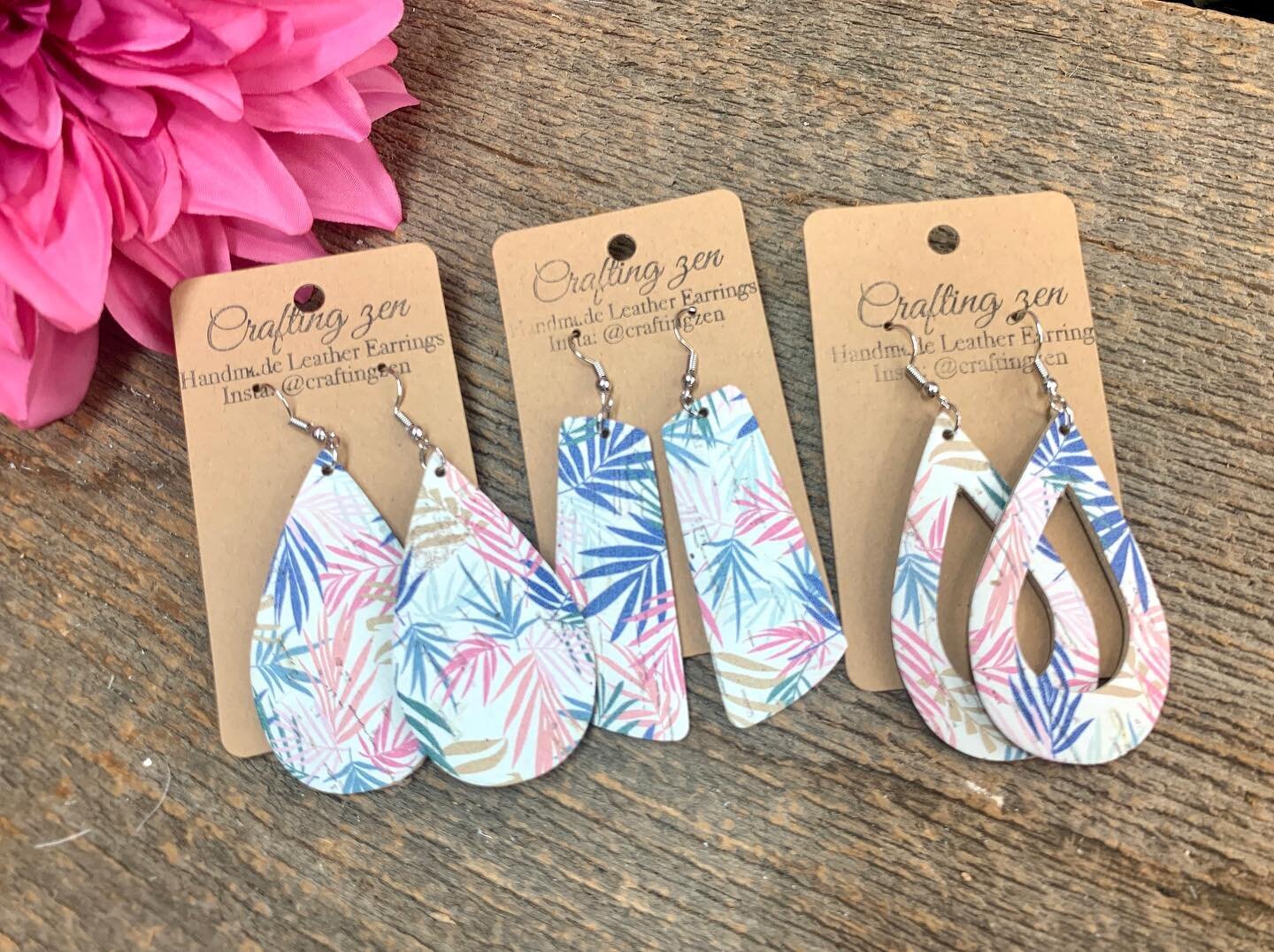 Tropical fronds on cork. Summery, festive and fun! These make me want to have a summer outdoor party.

www.craftingzenleather.com

#craftingzenleather #earrings #armstrongjewelrystudio #leatherjewelry #leatherbracelet #shoplocal #leatherearrings #han