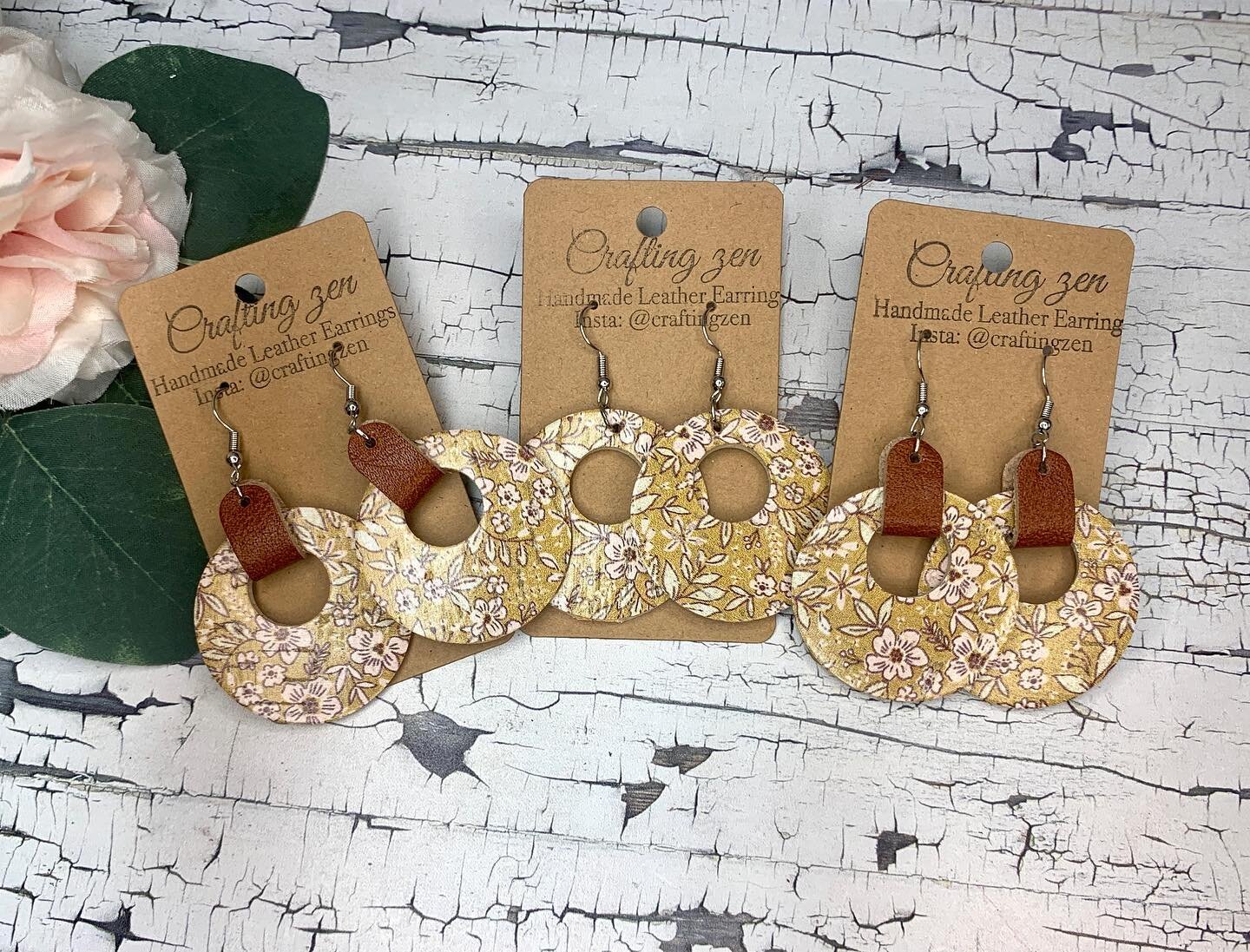 I did a preorder for these and they have been flying off my mat! Mustard wildflower circles, tethered or not! The perfect transition into fall.

www.craftingzenleather.com

#craftingzenleather #earrings #armstrongjewelrystudio #leatherjewelry #leathe