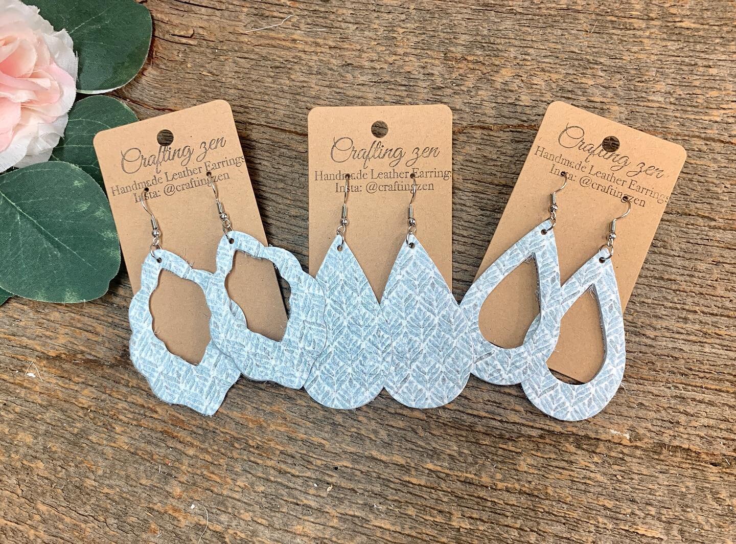 Zoom on this leather. So soft and sweet. Love it in the scalloped oval. Serenity tear drops and scalloped oval. Pretty with all hair color and sends out a restful summer vibe.

www.craftingzenleather.com

#craftingzenleather #earrings #armstrongjewel