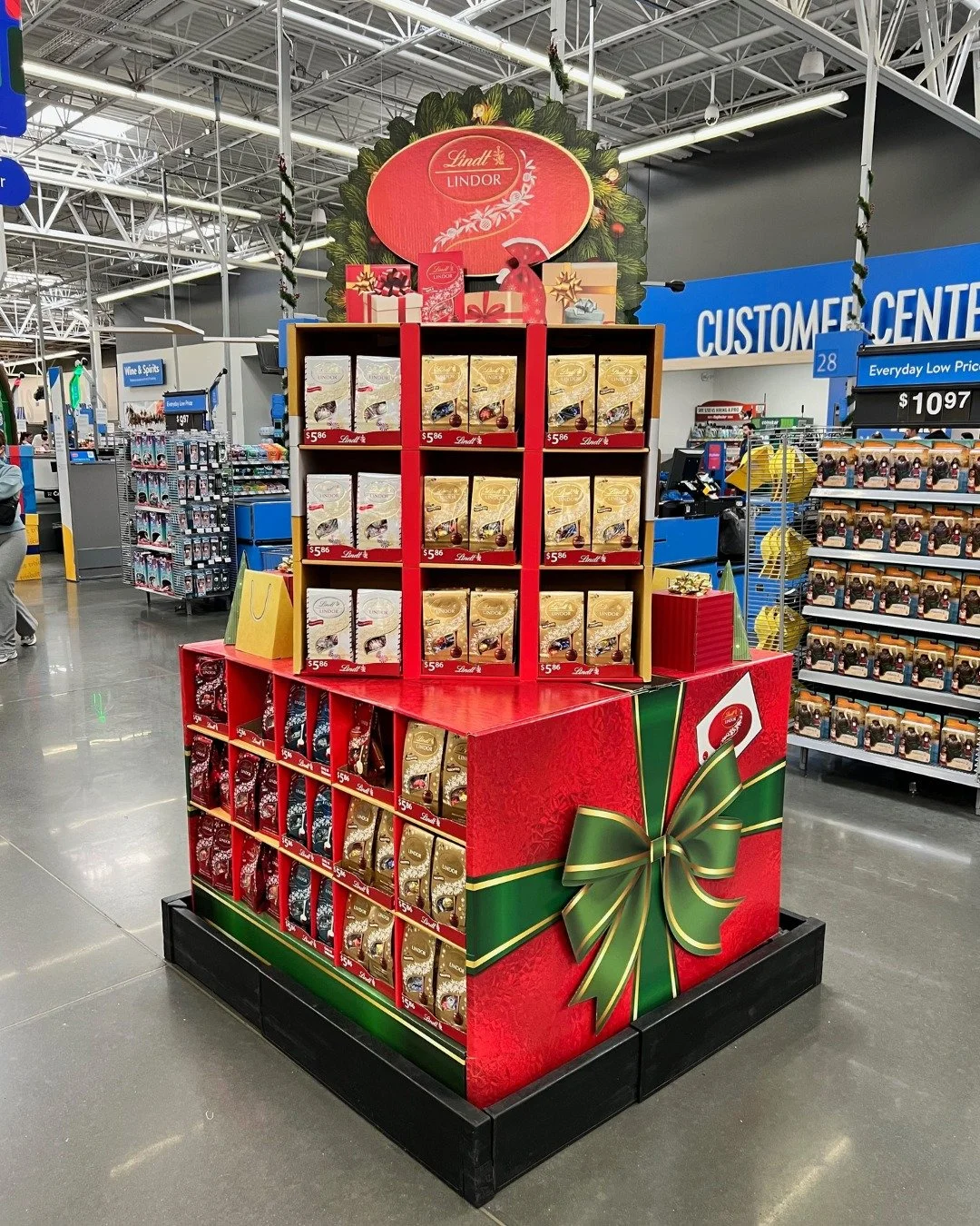 Making the holidays look a little sweeter!🎄🍫

Our Kendal King team created this premium chocolate display featuring @Lindt_USA and @ferrerorocher at @walmart. We packed it with festive graphics, layered gift imagery, a striking wreath-inspired head