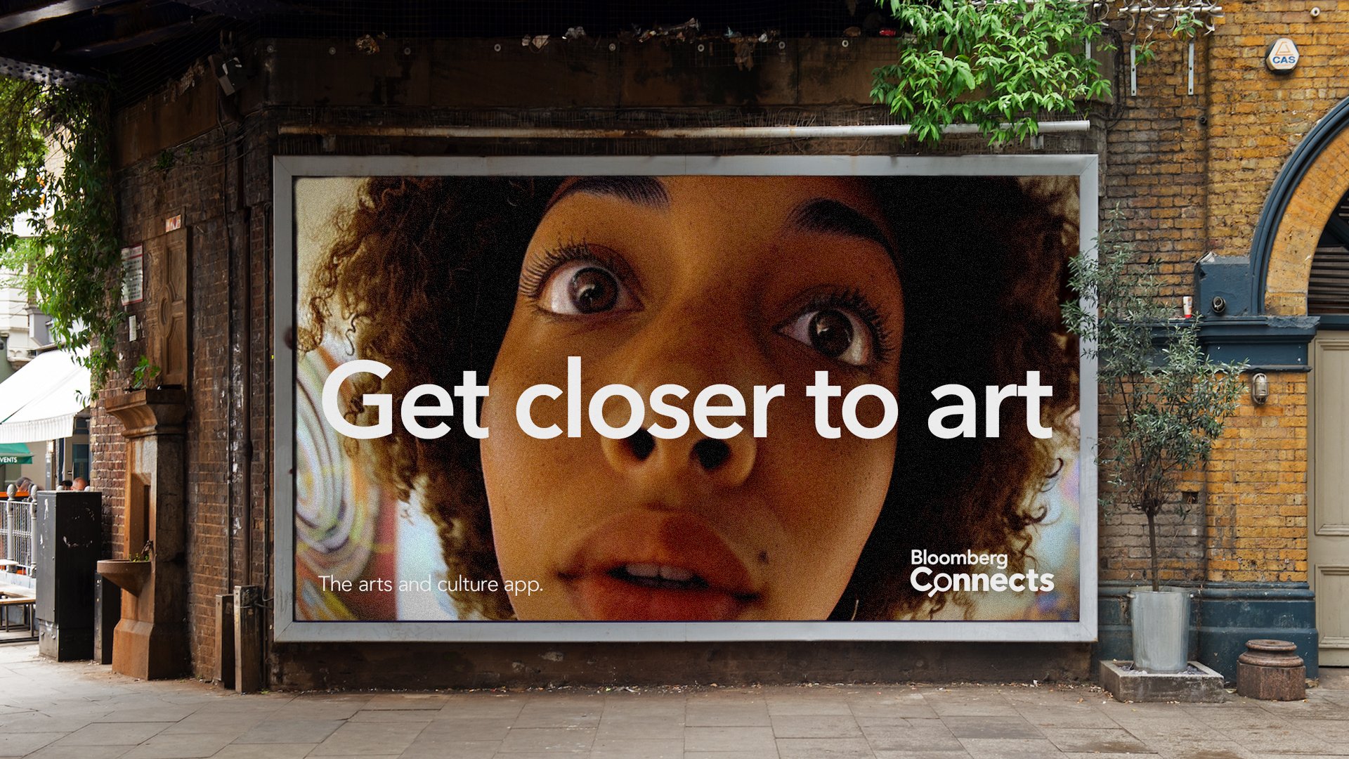 BLOOMBERG <span>GET CLOSER TO ART</span>