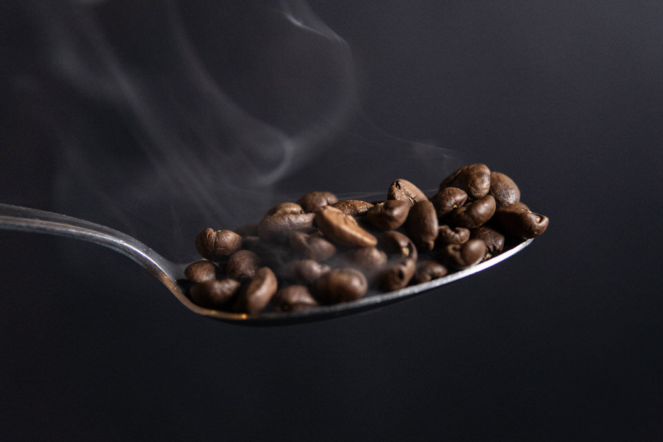 Cuchara con granos de café premium echando humo (Copy)