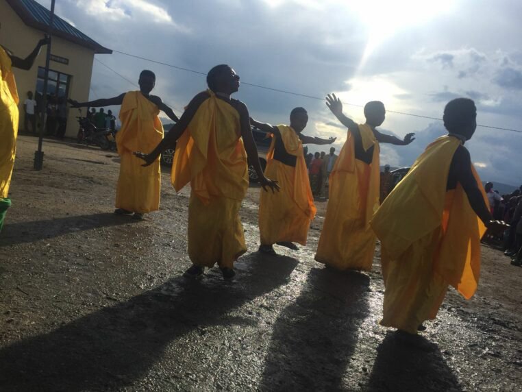 Ruandeses bailando