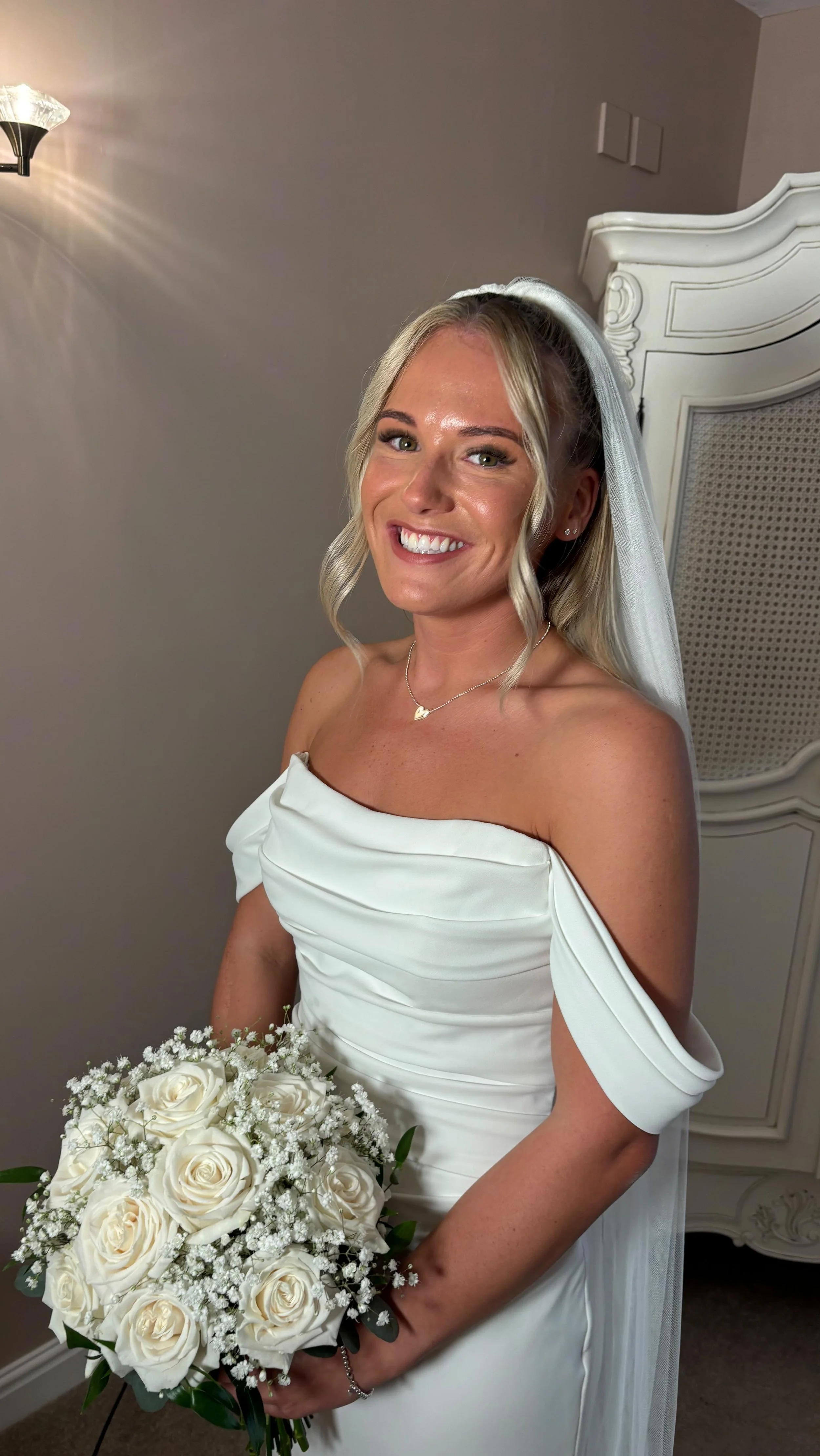 Georgia 👰🏼 ✨
The brief: super natural with a matte skin finish 💫
During her trial, we originally played with a soft shimmer on the eyes, but after testing a matte look, Georgia loved how it gave a more subtle effect. Her priority was clear —